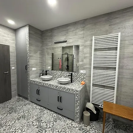 Karlovy Cute By Rentez Apartment
